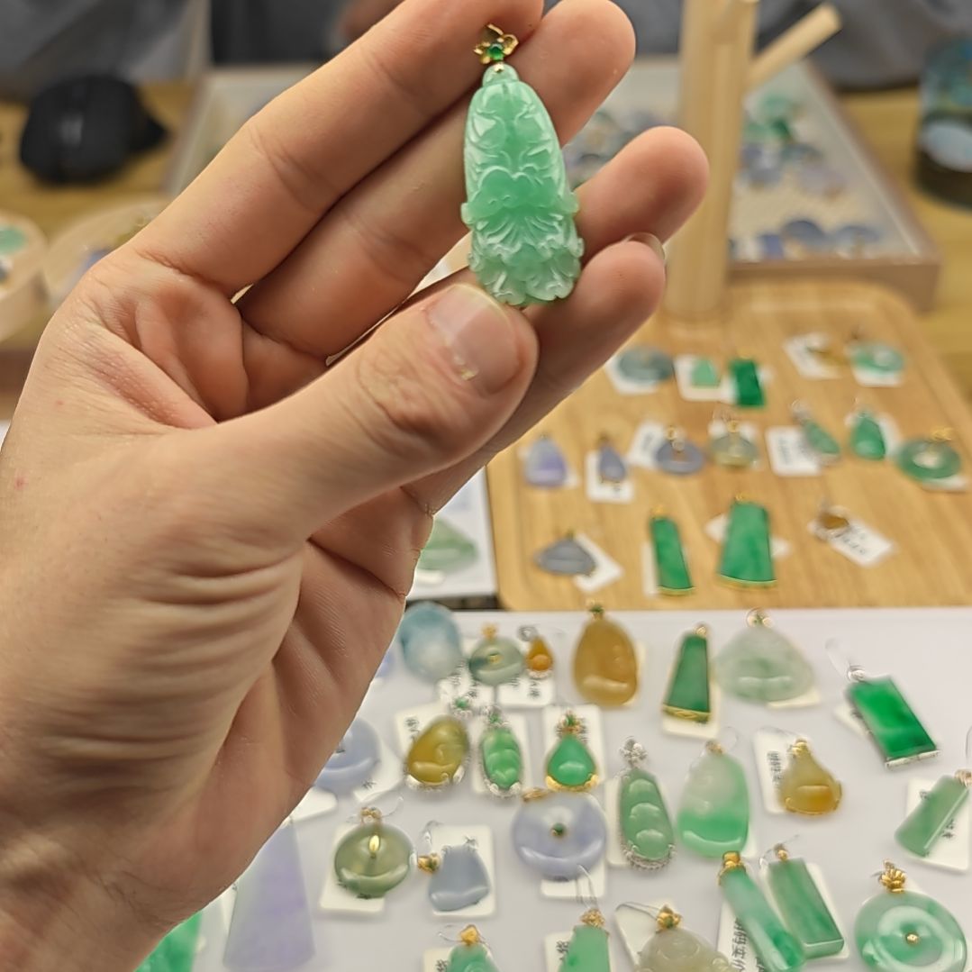 翡翠18K金镶嵌颈饰