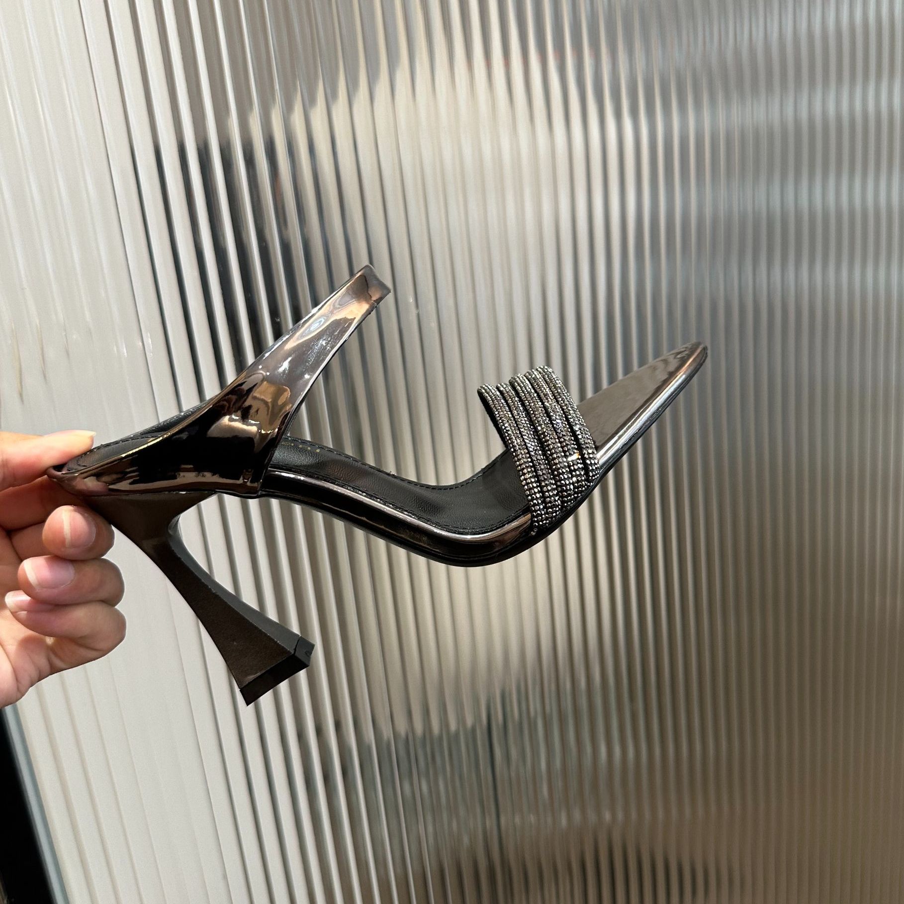 高跟鞋女2025夏季时尚新款百搭漆皮水钻带尖头粗跟性感拖鞋凉鞋女