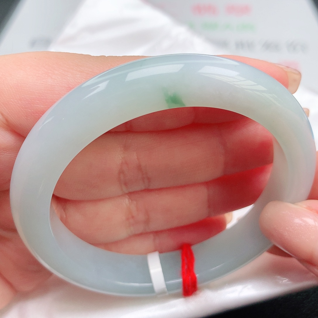 翡翠手镯未镶嵌细腻飘花4