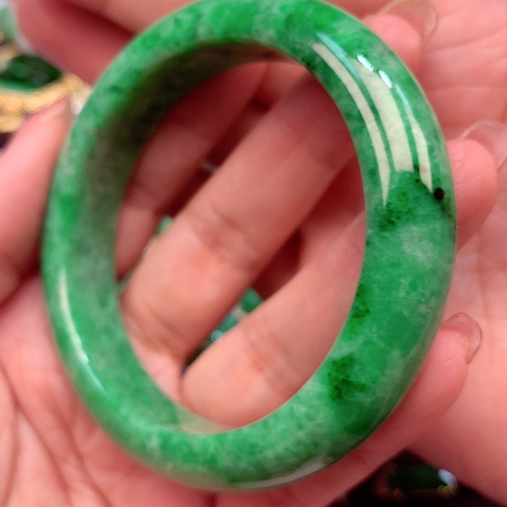 翡翠手镯未镶嵌翡翠