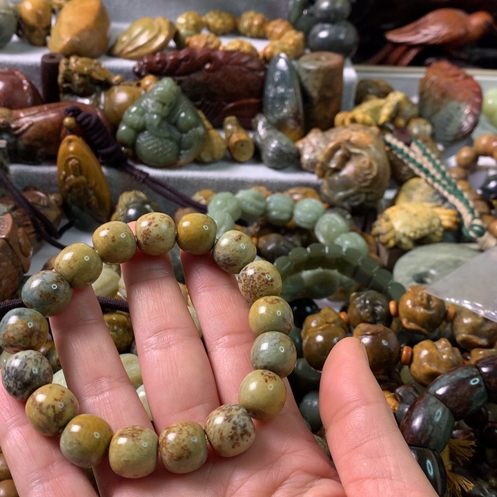 未镶嵌岫岩河磨玉（透闪石质玉）把件