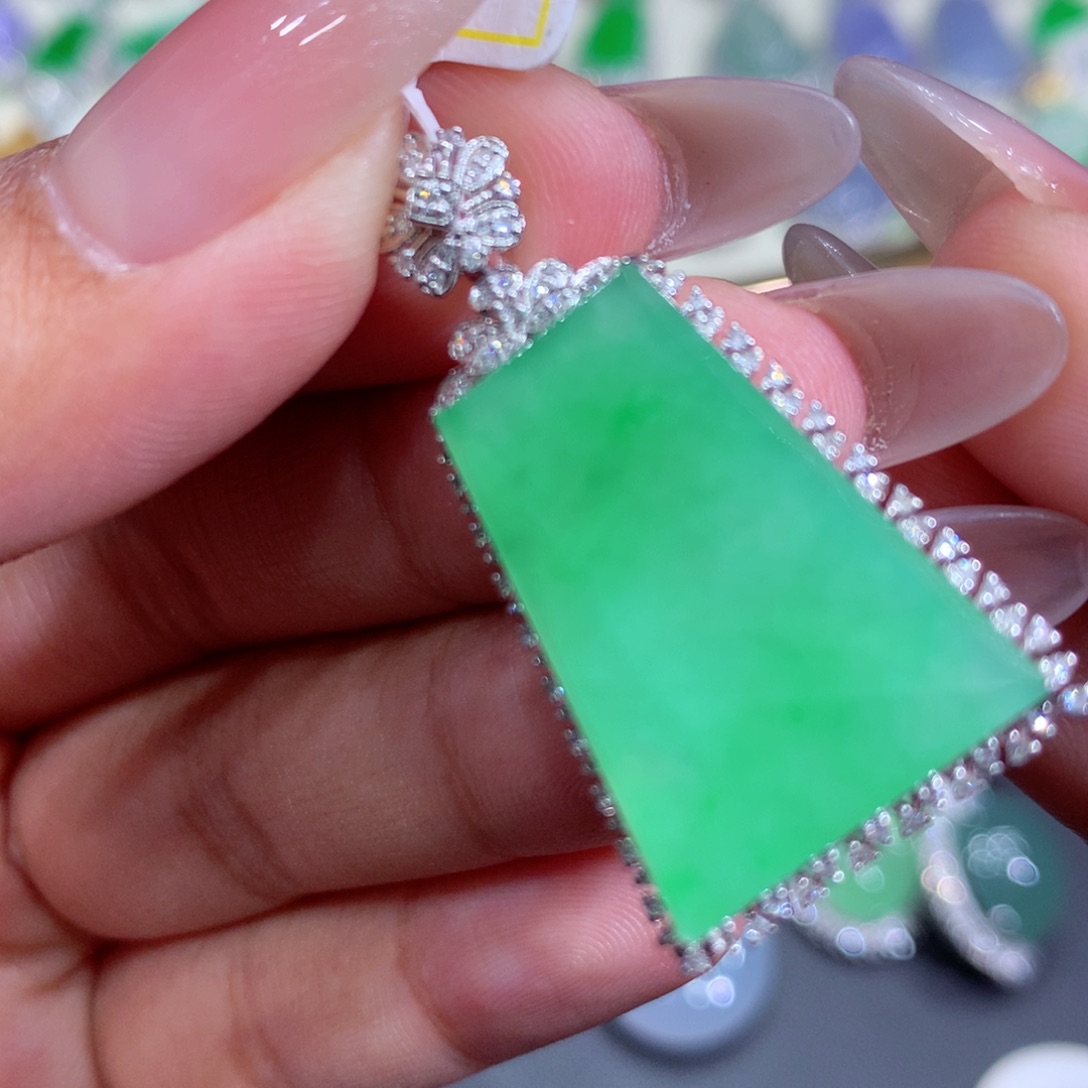 翡翠吊坠(赠链)18K金镶嵌