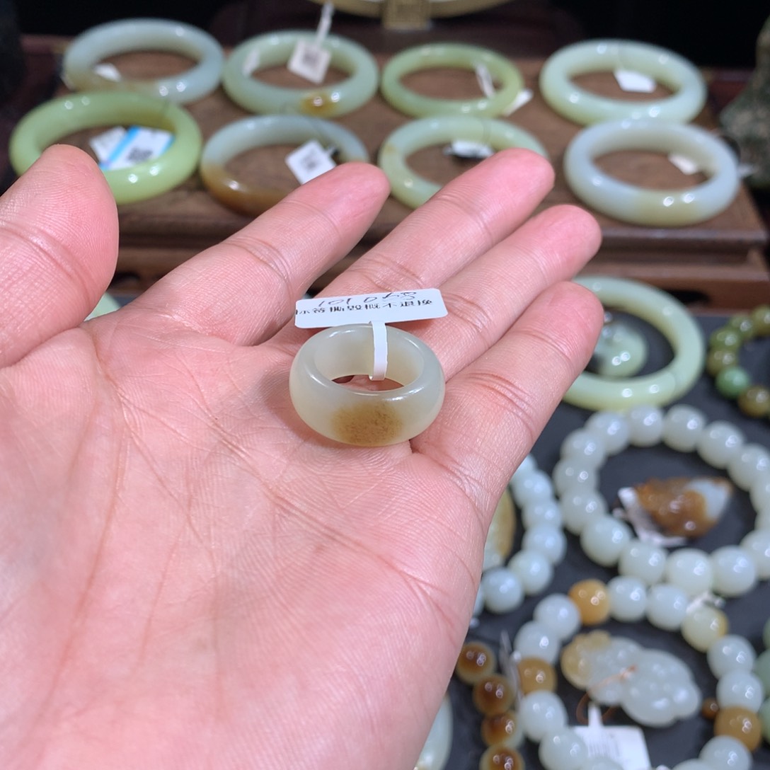 和田玉戒指未镶嵌小**?新疆且末金山矿一口糖戒圈