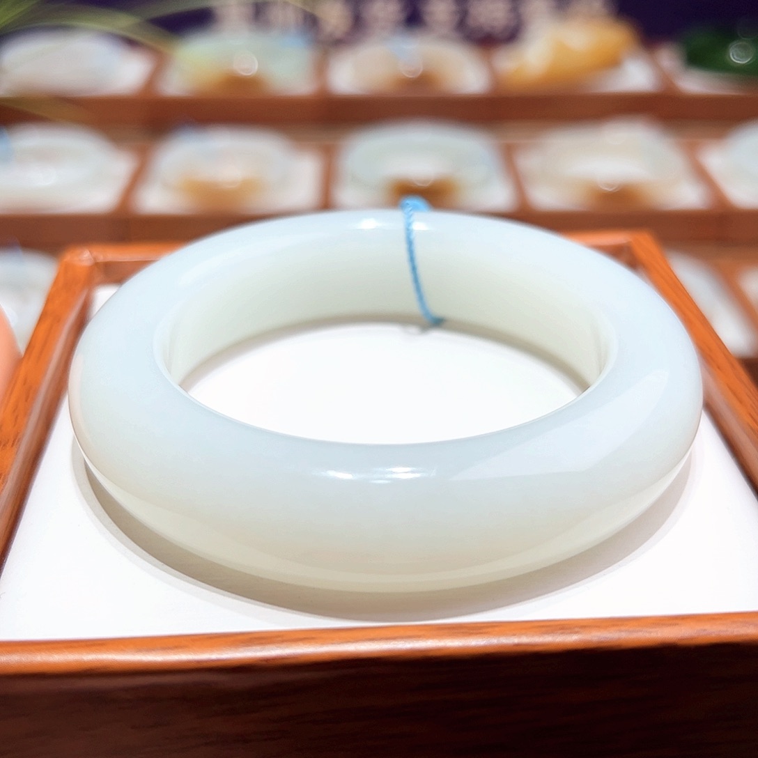 和田玉手镯未镶嵌56 57