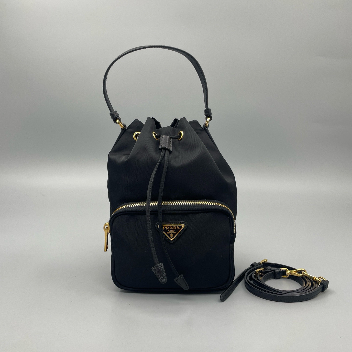 99新 Prada/普拉达 黑色尼龙水桶包手提斜挎包  尺寸16*22 A3130