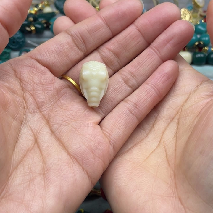 颈饰琉璃雪巴琉璃配饰珠