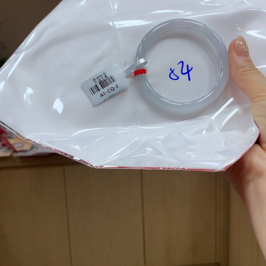 翡翠手镯未镶嵌不退不换