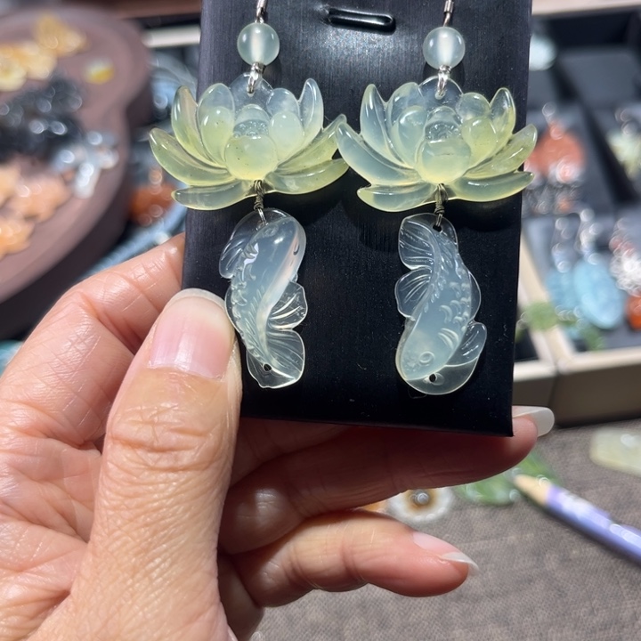 蛇纹石玉未镶嵌耳饰