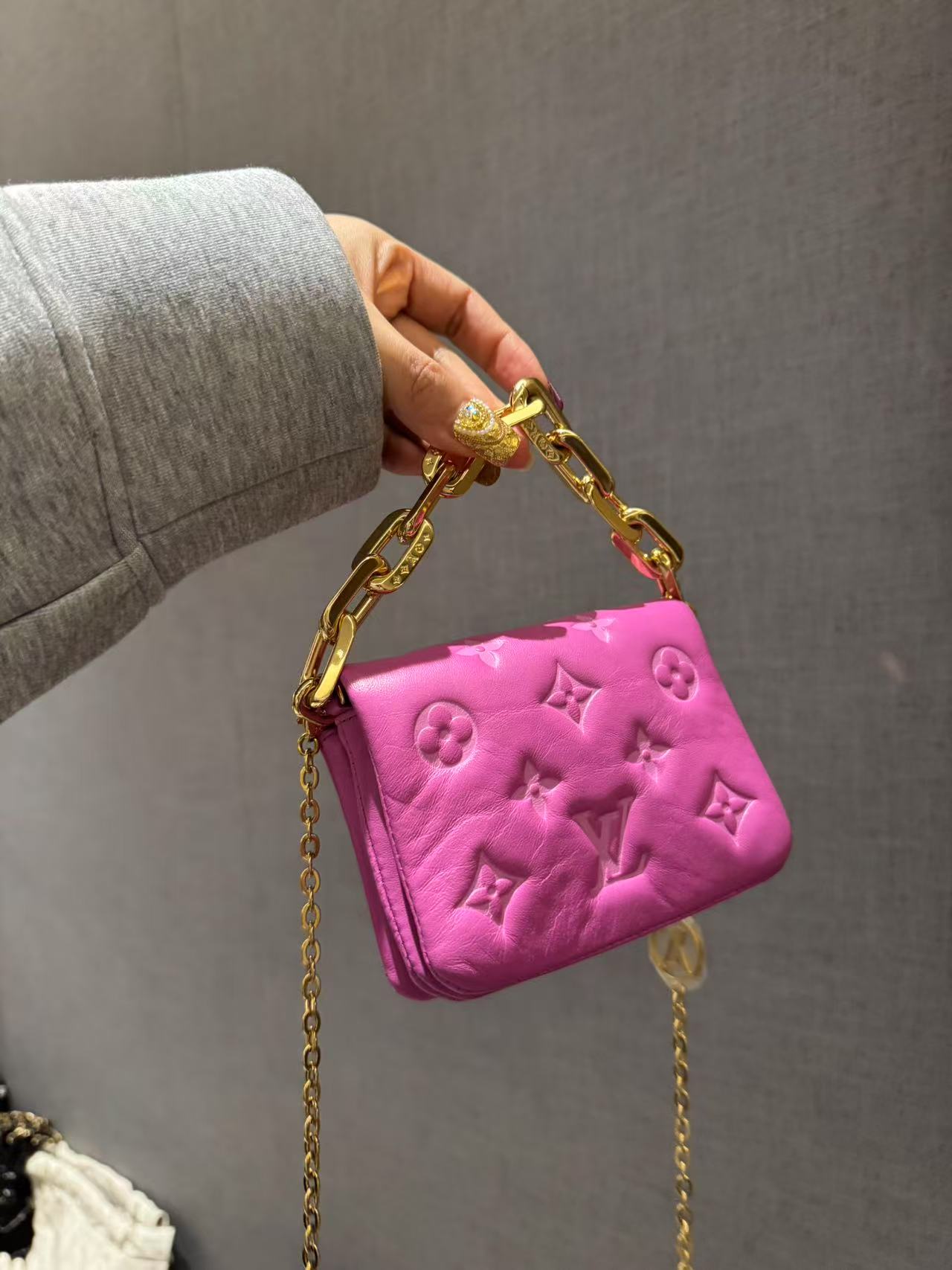 全新未使用 LouisVuitton/路易威登 展会外场！紫色mini coussin包