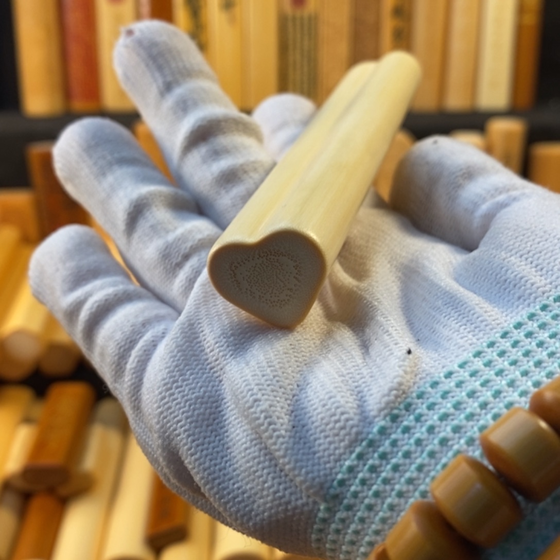 竹实心黄皮心形状手把件