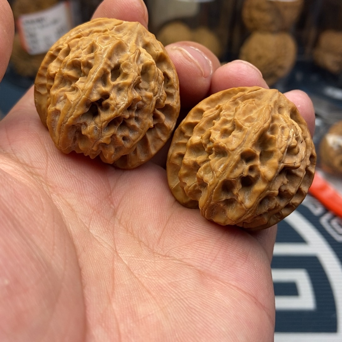 H***儿文玩核桃吊坠苹果园