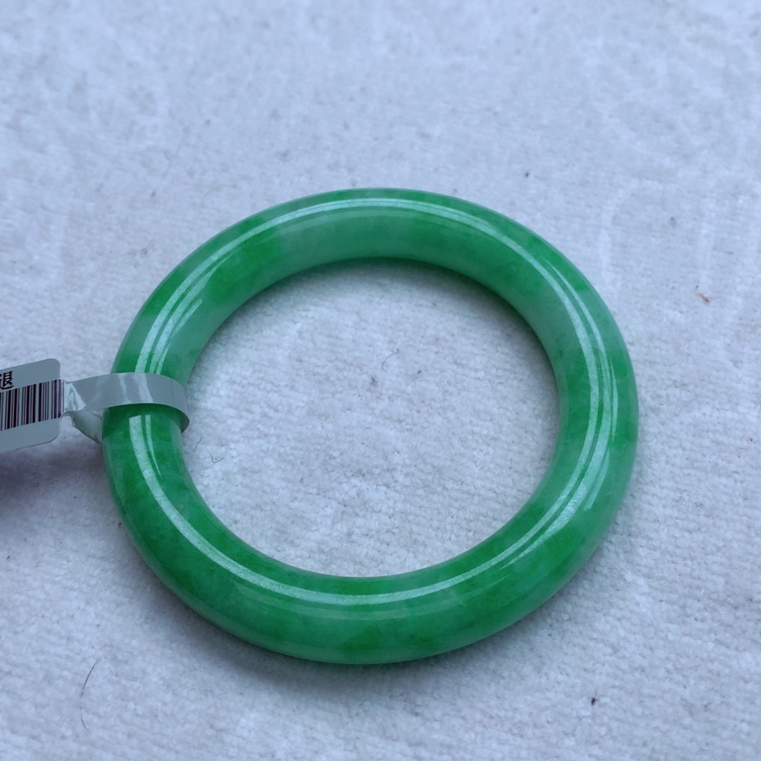 翡翠手镯未镶嵌翡翠