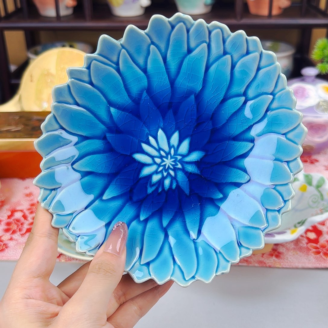 他家茶具瓷器真美！