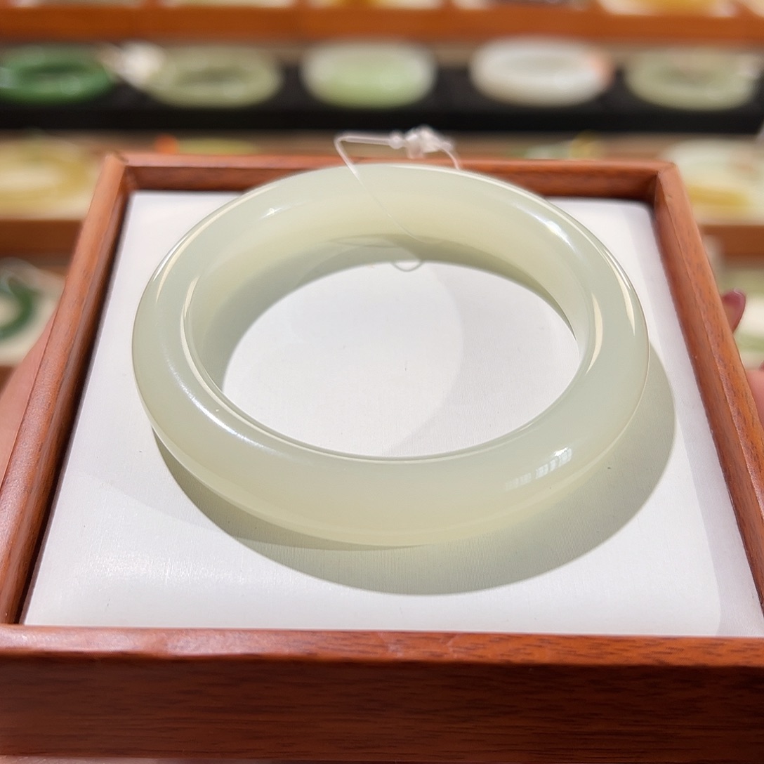 和田玉手镯未镶嵌冰底荔枝冻