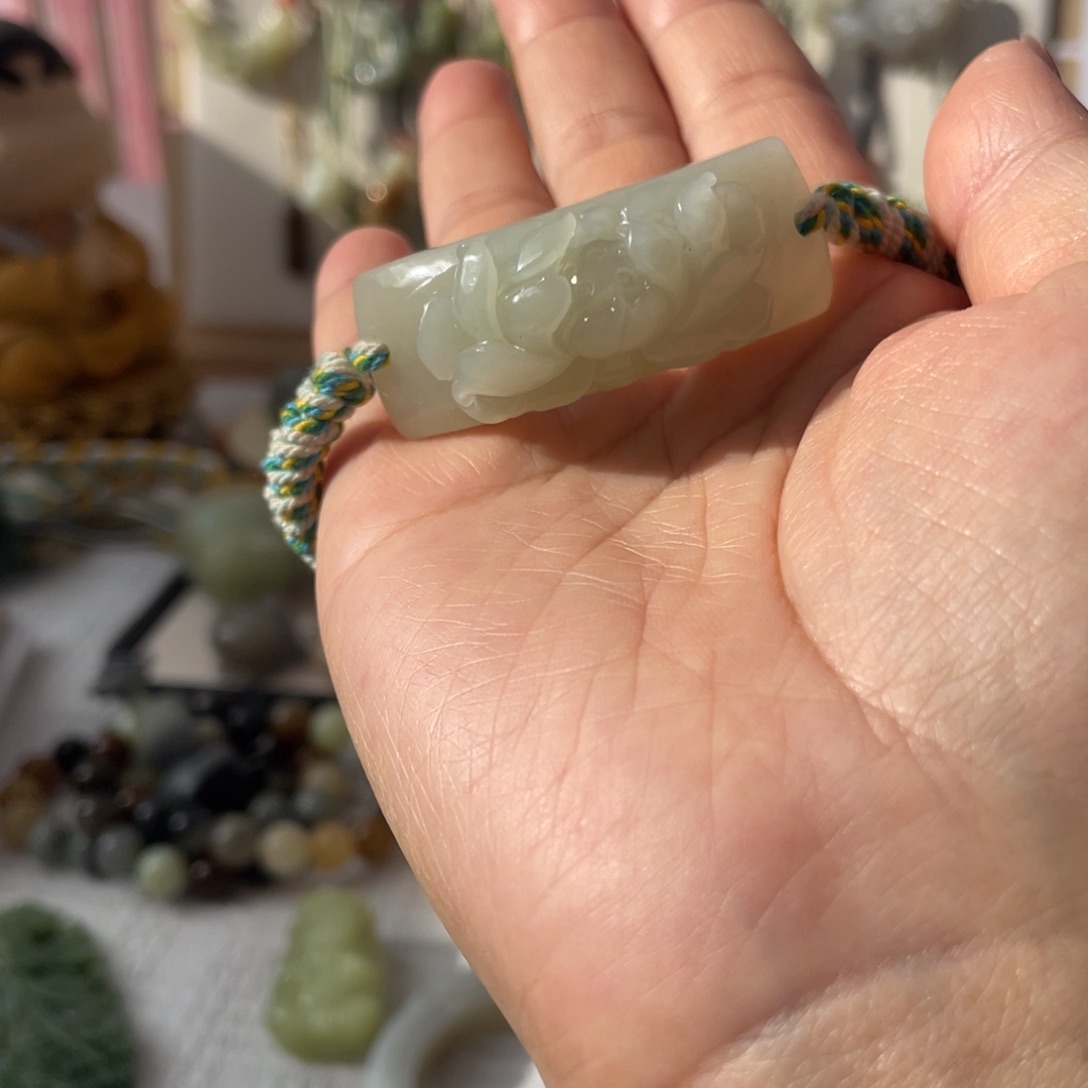 和田玉未镶嵌颈饰荷花