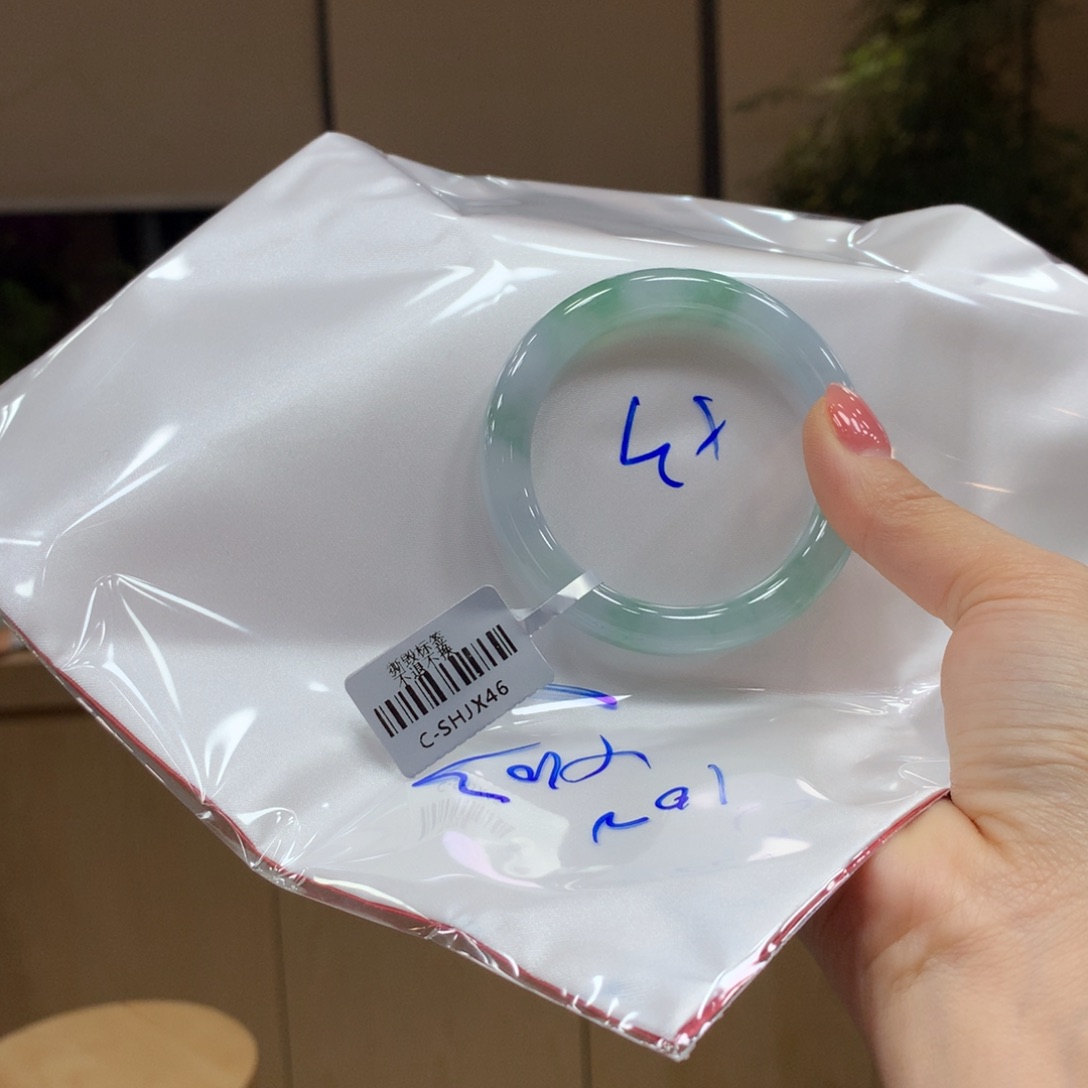 翡翠手镯未镶嵌不退不换