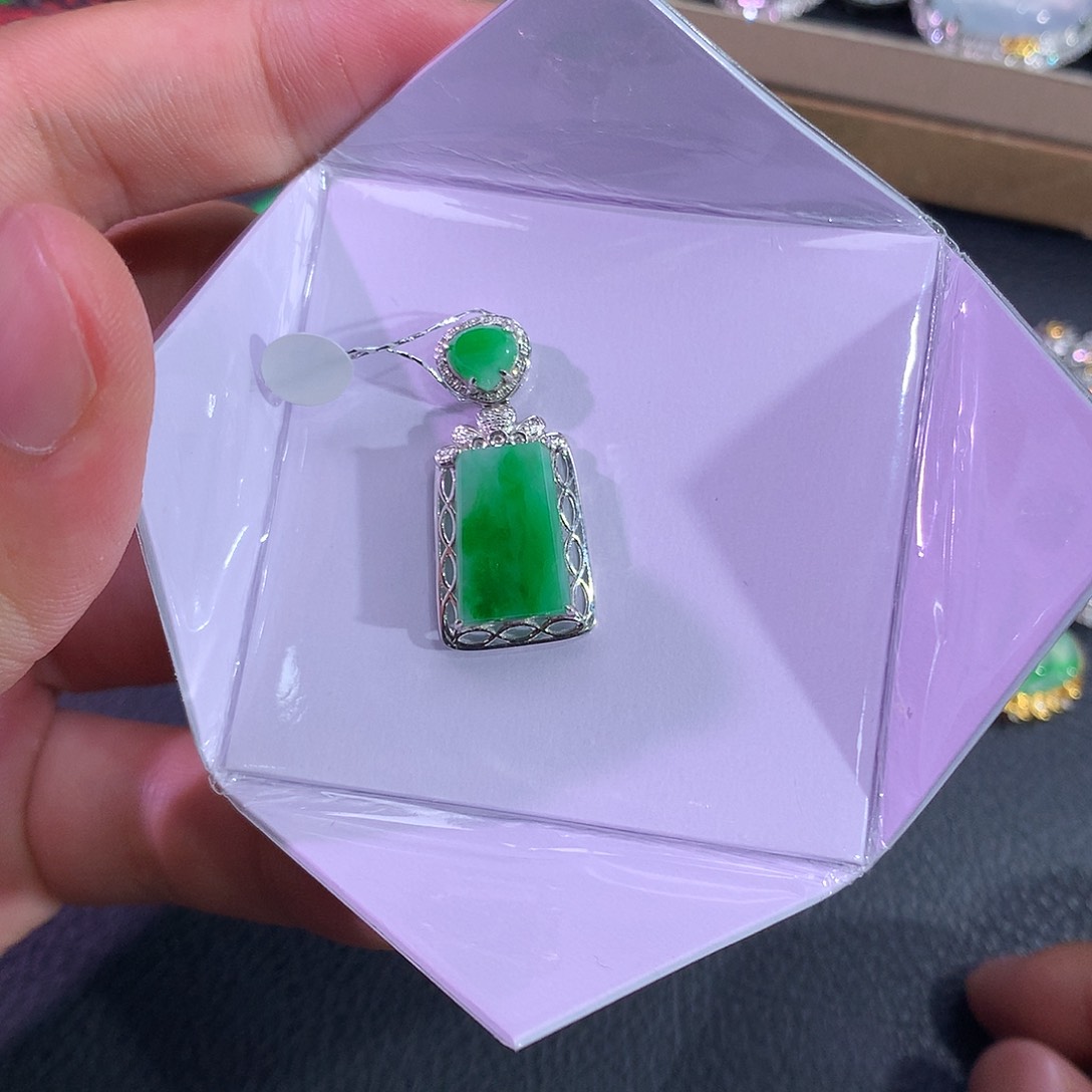 翡翠吊坠(赠链)18K金镶嵌