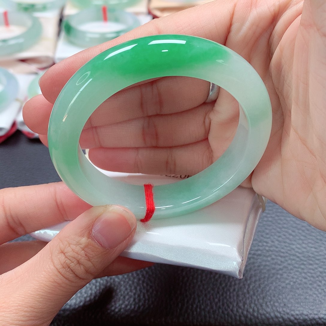 翡翠手镯未镶嵌天然A货翡翠