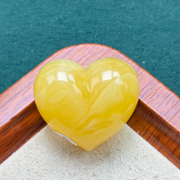 天然琥珀蜜蜡鸡油黄屁桃爱心，抖音基地发货。带证书。