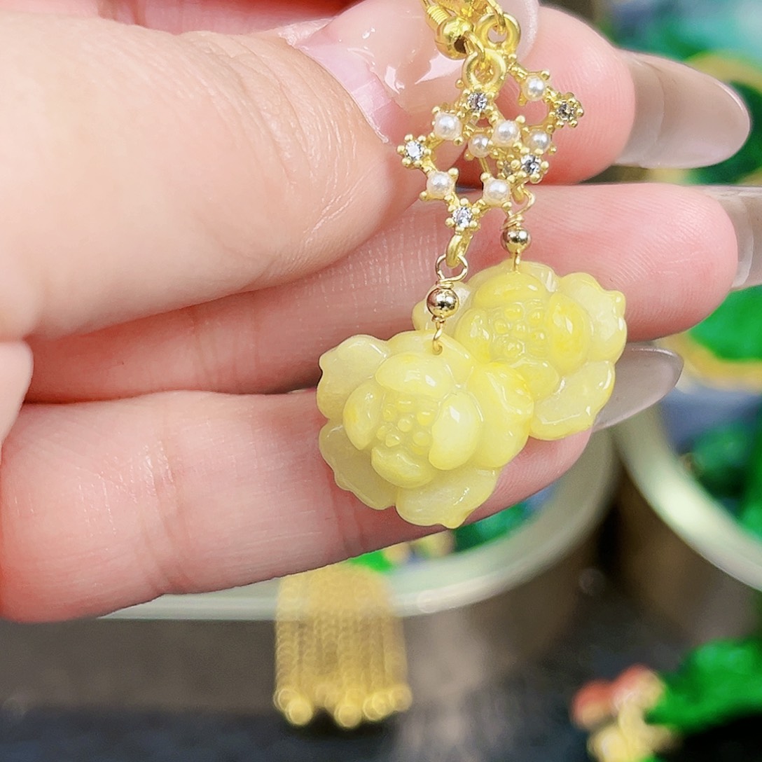 翡翠颈饰未镶嵌耳饰