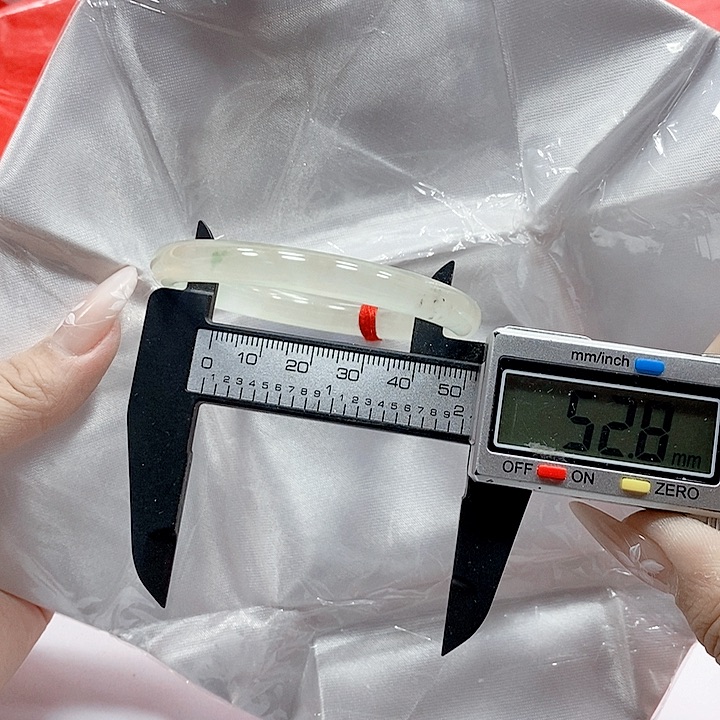 翡翠手镯未镶嵌129。   