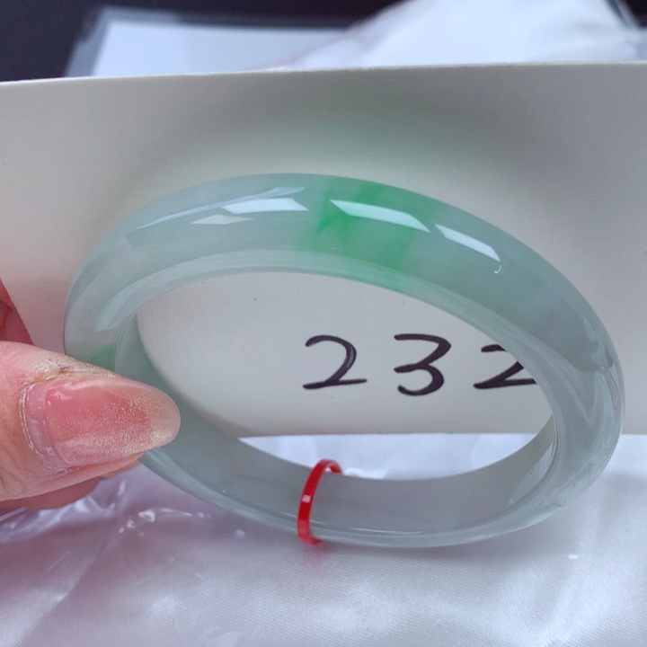 翡翠手镯未镶嵌翡翠