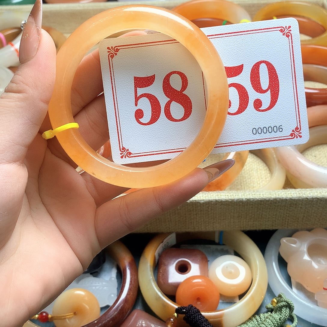 未镶嵌石英质玉（黄龙玉）手镯