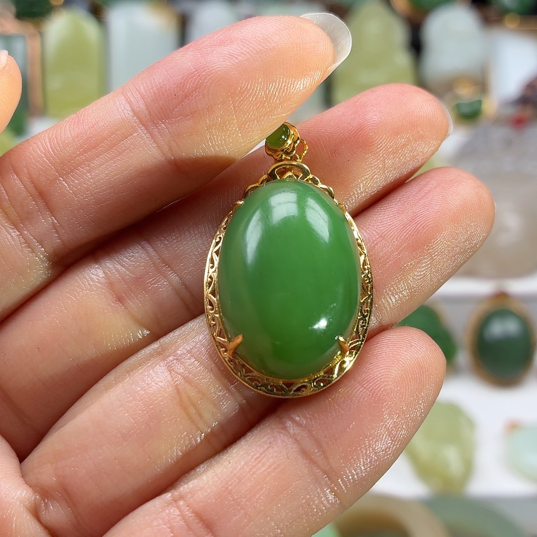 风***虹和田玉18K金镶嵌颈饰