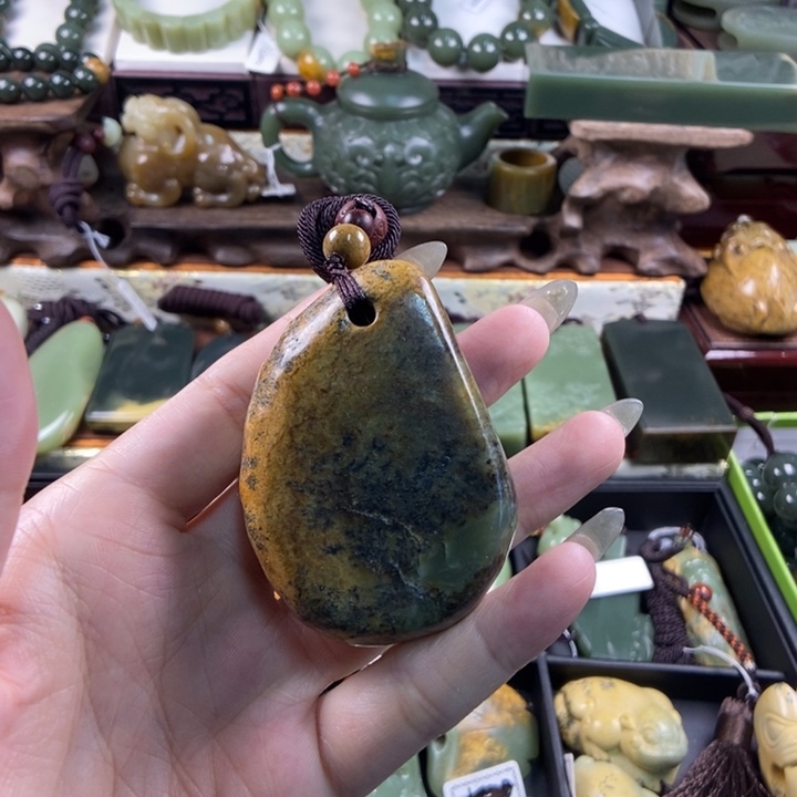 未镶嵌岫岩河磨玉（透闪石质玉）把件