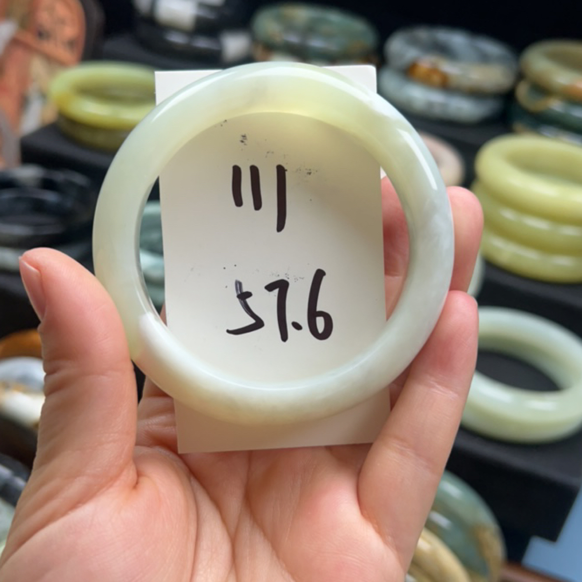 岫玉手镯 手工雕刻有刻痕