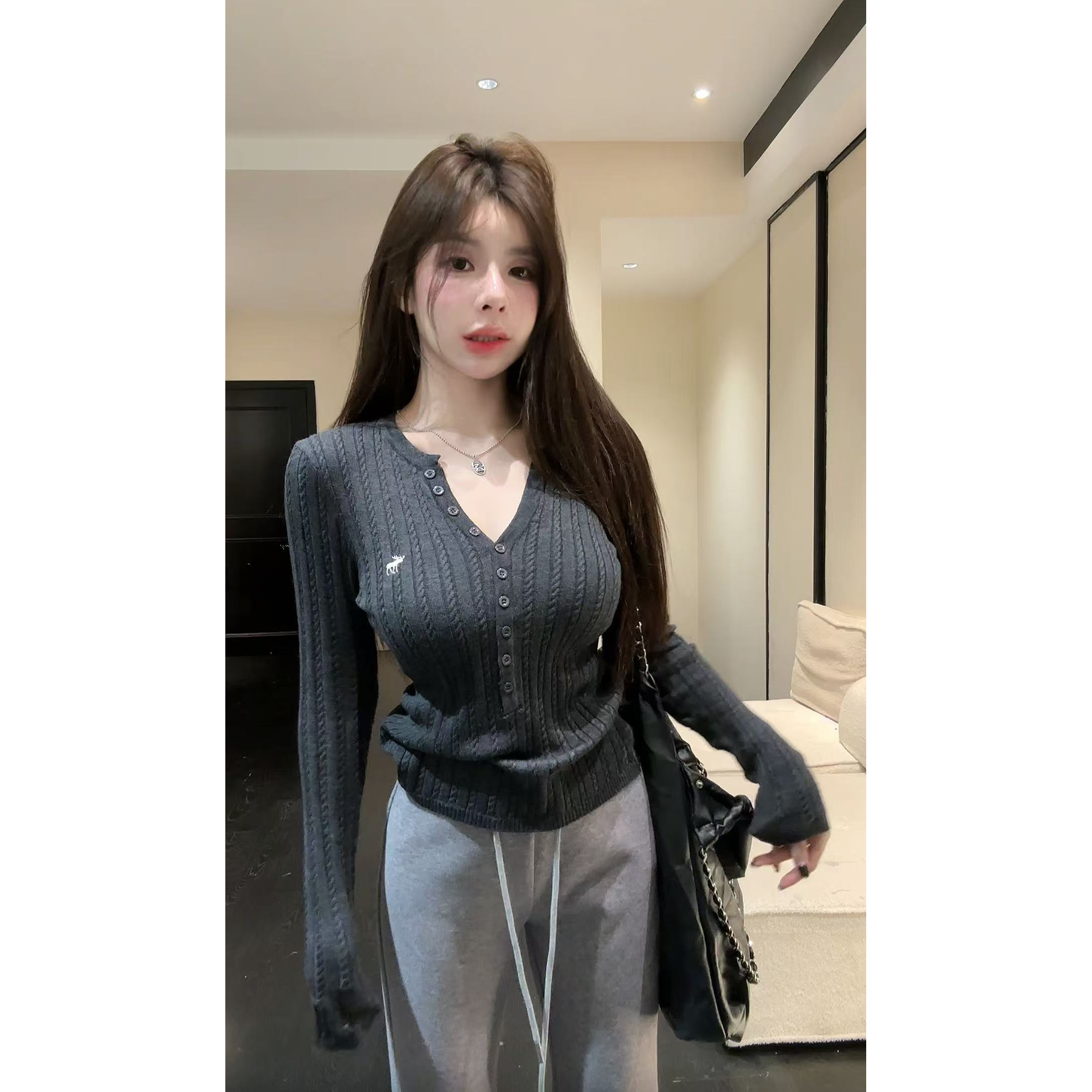 【HuiHui】V领毛针织衫气质修身短款显瘦简约百搭上衣（L0336）