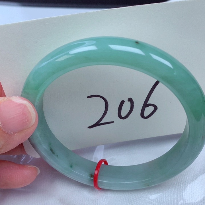 翡翠手镯未镶嵌翡翠