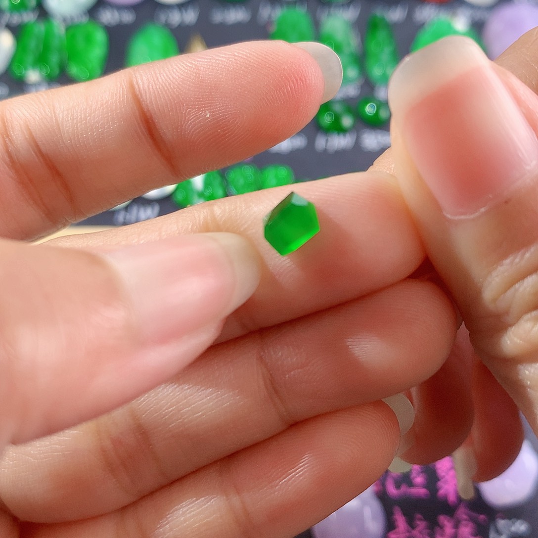 【闪购商品】翡翠颈饰未镶嵌绿切割