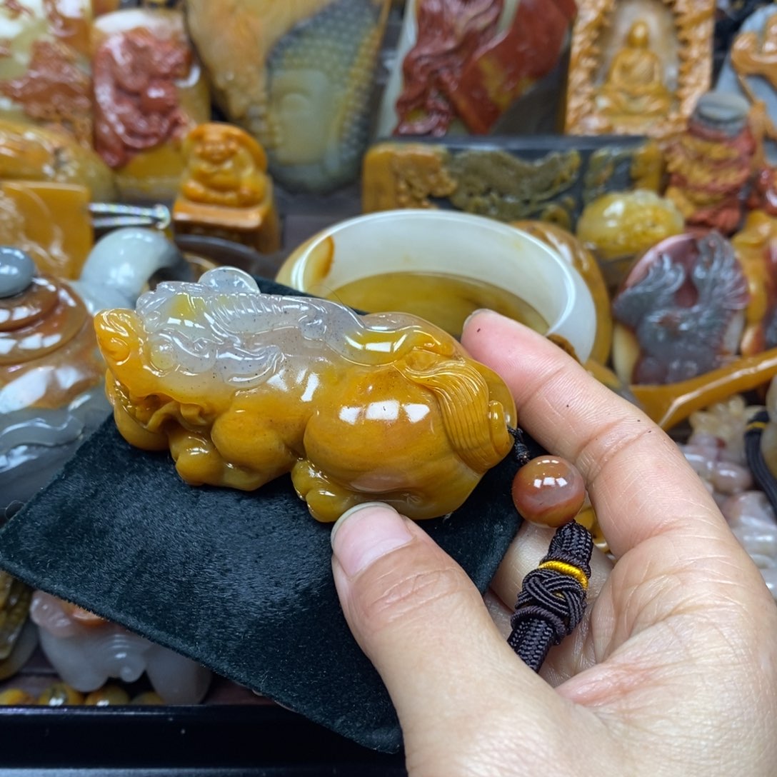 未镶嵌石英质玉（黄龙玉）颈饰