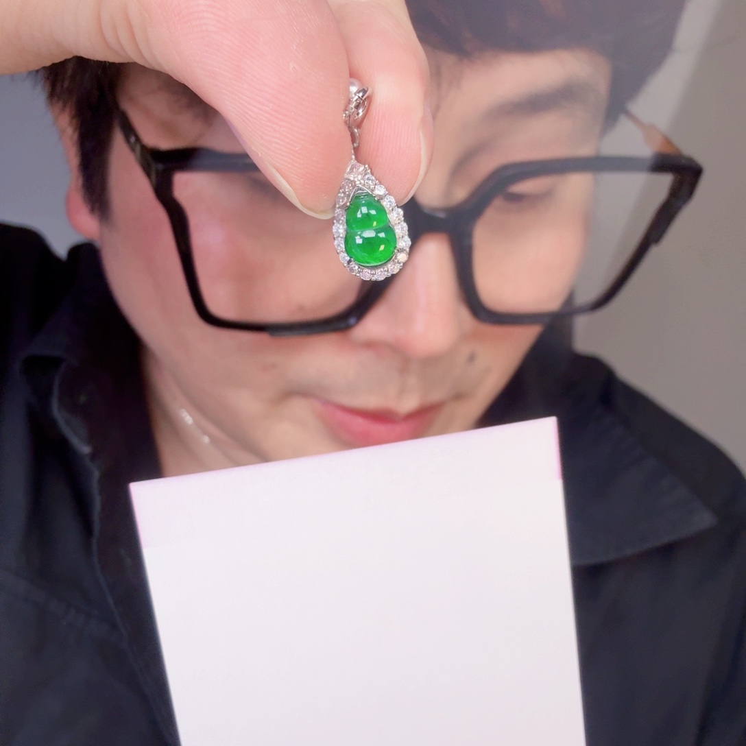 翡翠未镶嵌颈饰一件