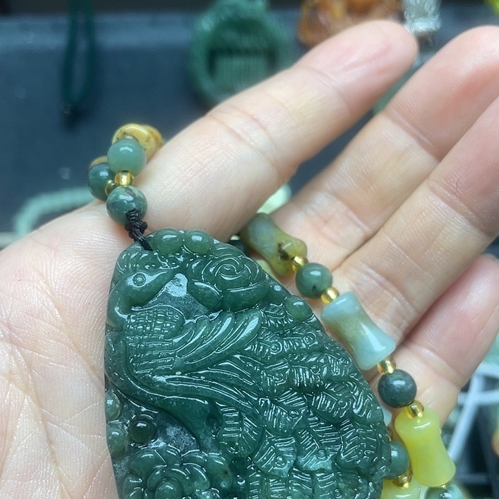 未镶嵌蛇纹石玉颈饰