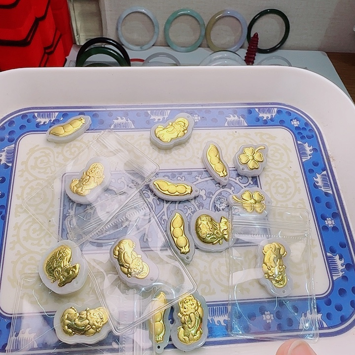 颈饰足金镶嵌翡翠