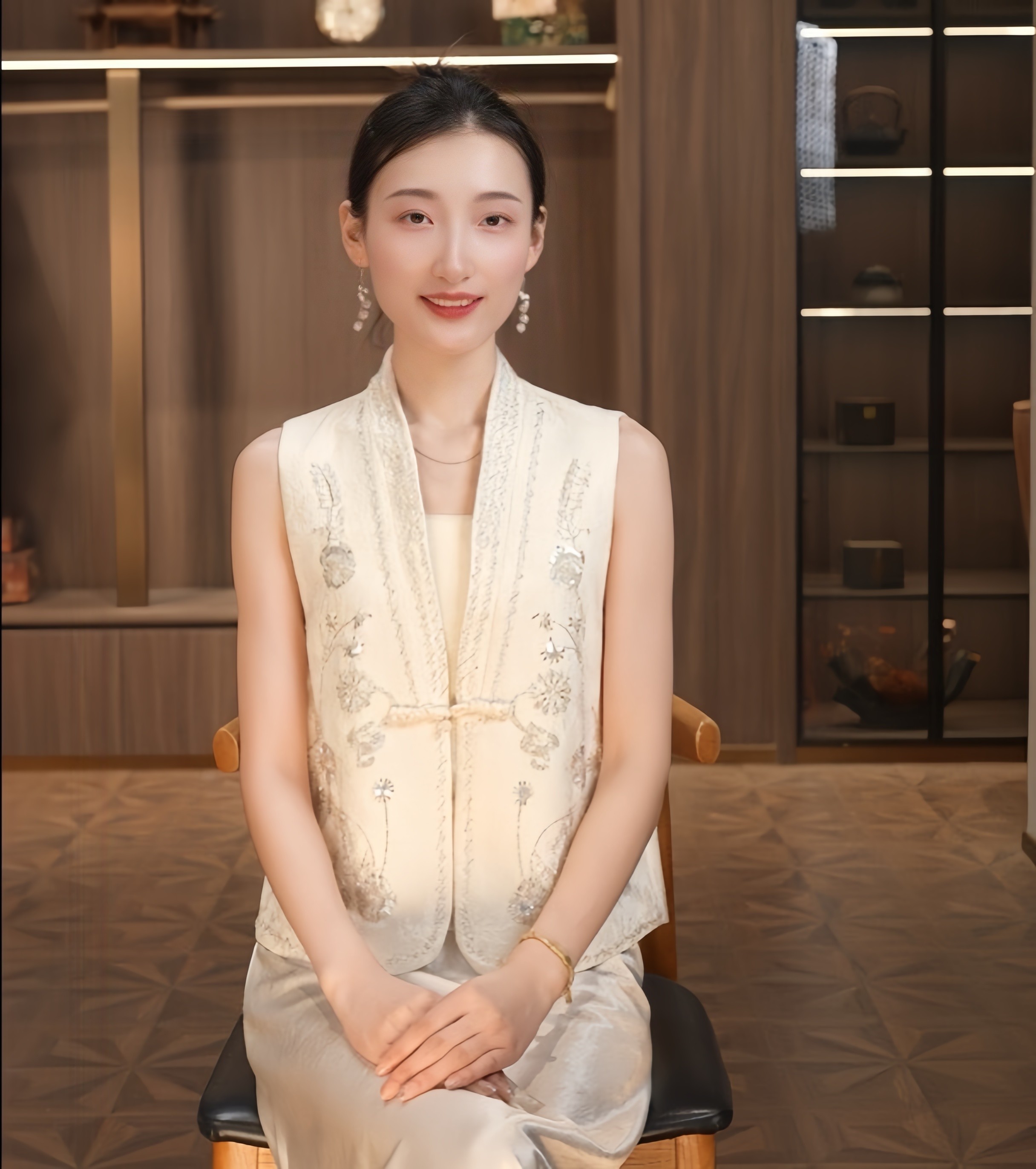 【半夏】春夏2025新款国风马甲女装新中式V领亮片绣花气质马夹外套