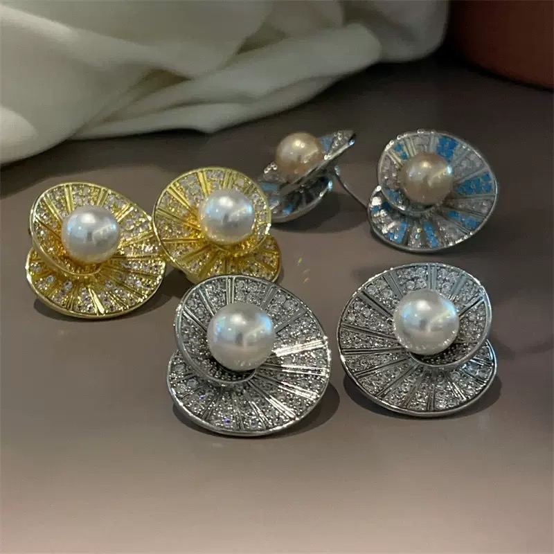 黛芙琦/黛芙琦 铜合金耳饰 高级感螺旋海贝微镶锆石耳钉个性简约