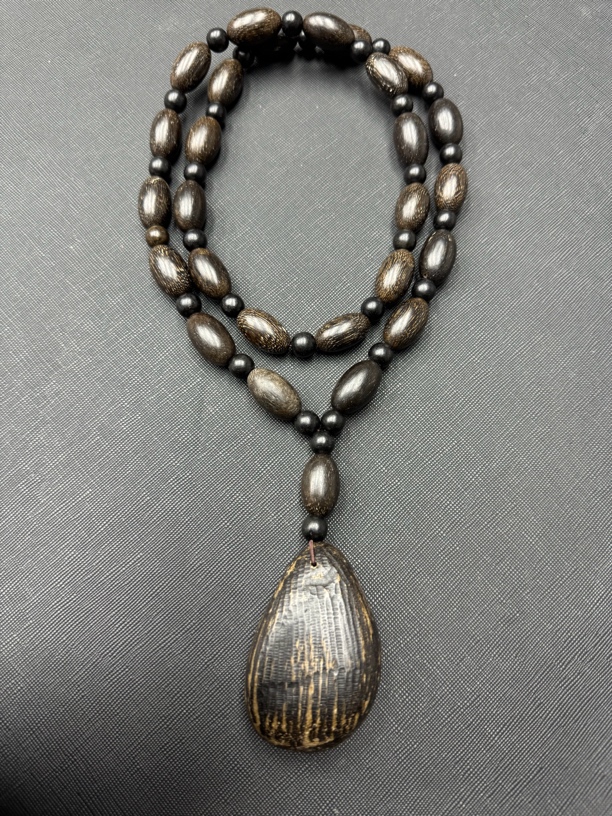 208沉木桶珠毛衣链