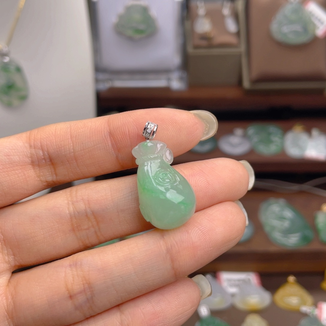 翡翠未镶嵌颈饰钱袋子