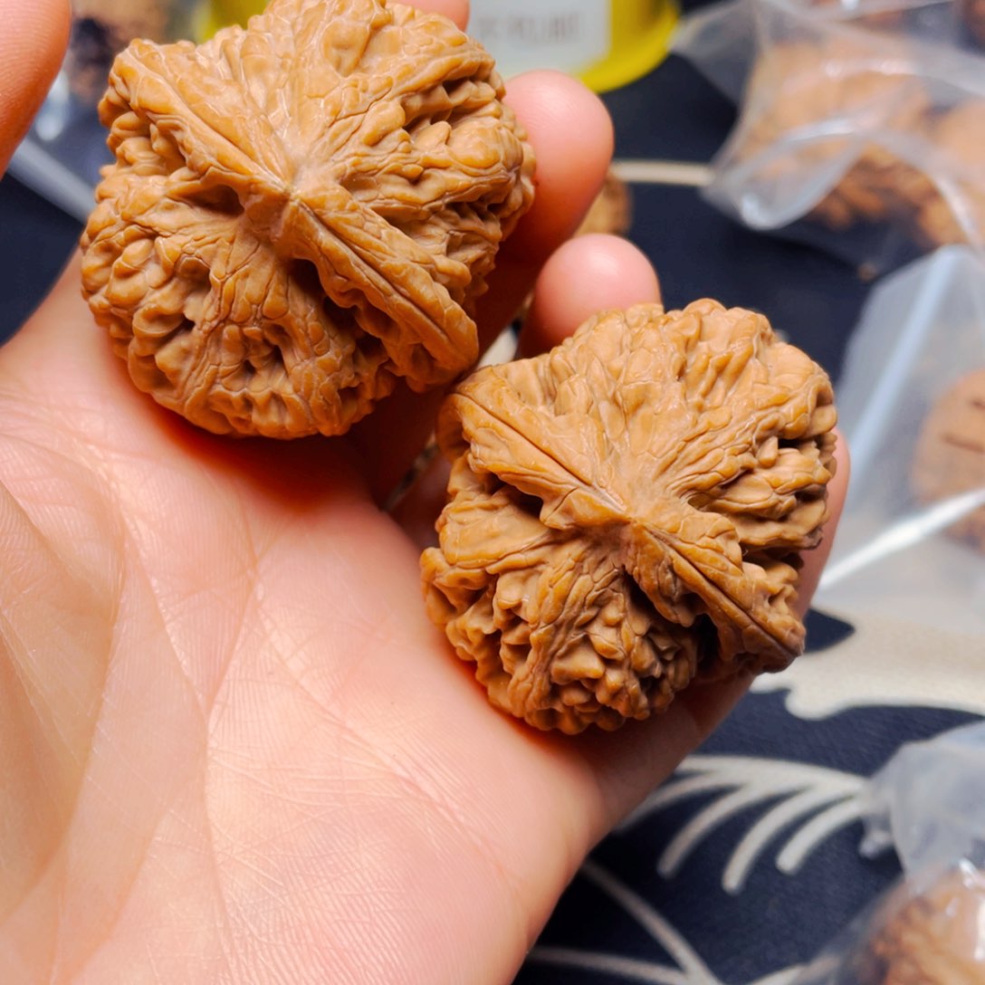 吊坠文玩核桃核尊一对