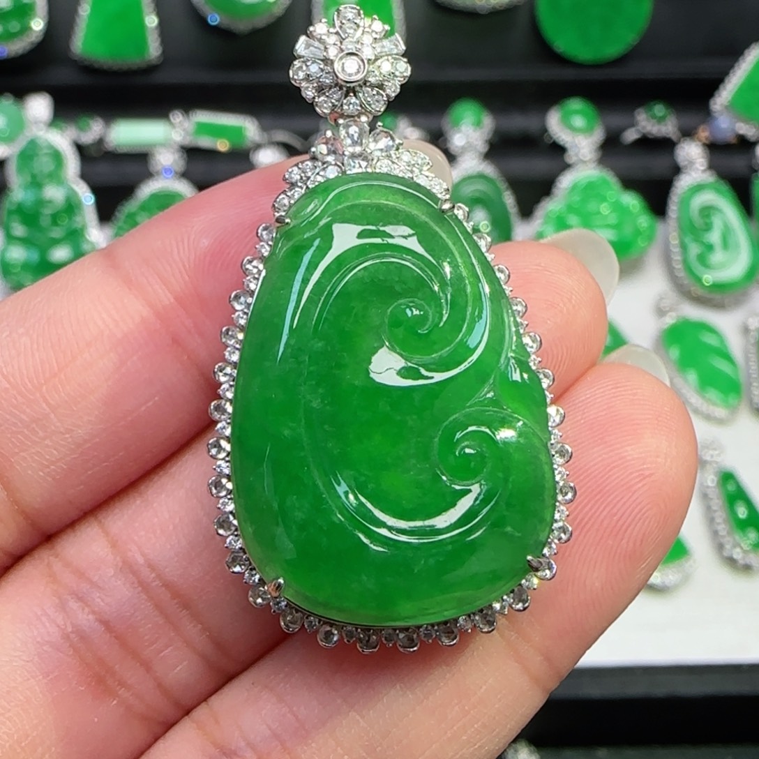 翡翠18K金镶嵌颈饰吊坠