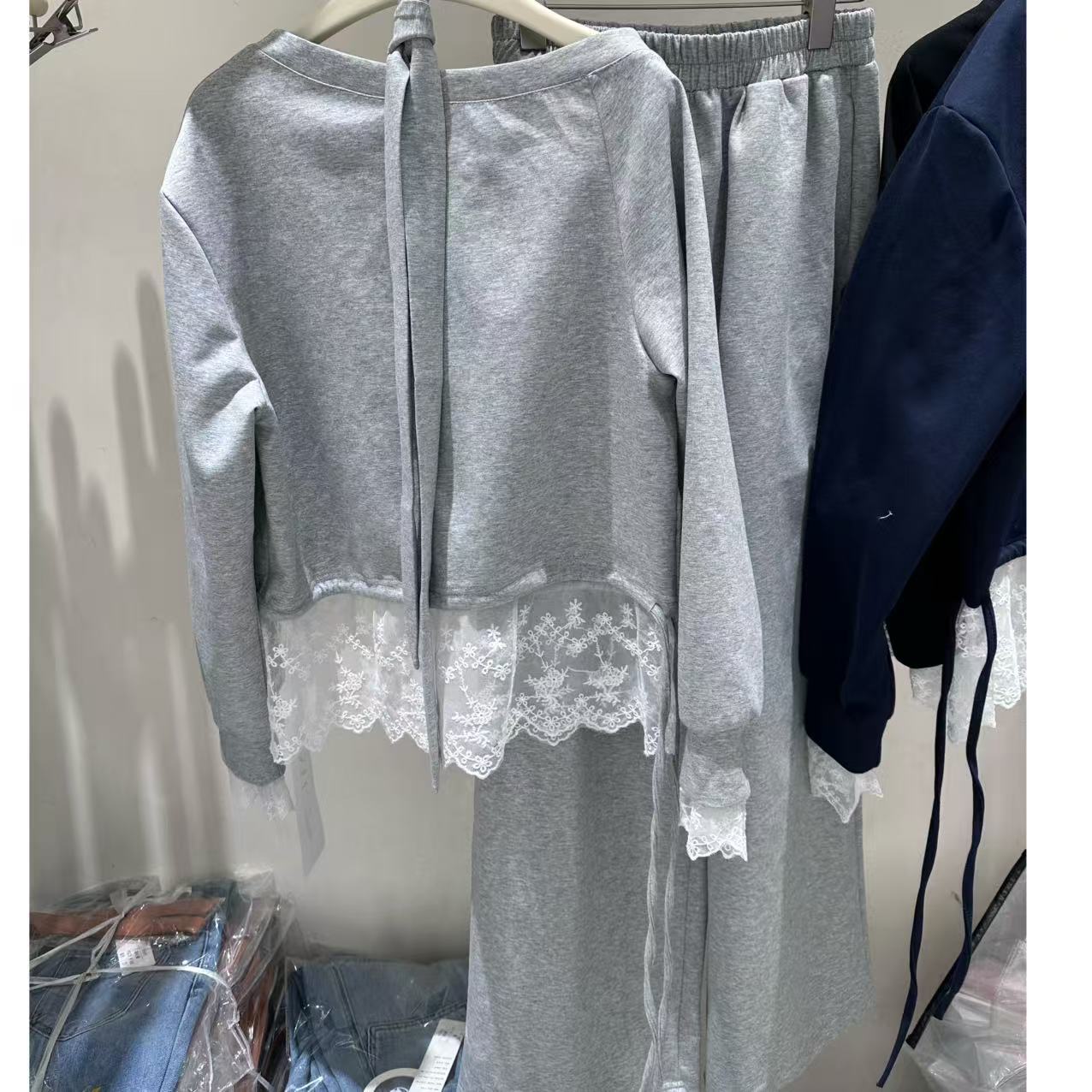 【三懿服饰】2025年春季甜美蕾丝拼接慵懒风休闲卫衣两件套-25806