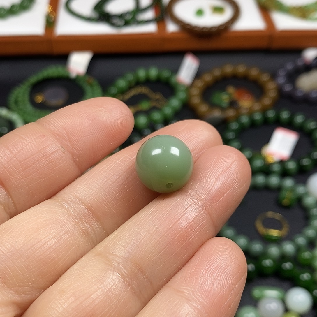 陈***N和田玉未镶嵌颈饰14mm