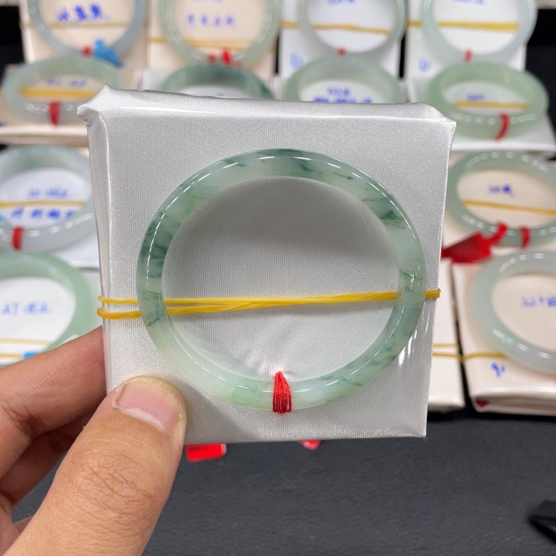 翡翠手镯未镶嵌天然翡翠