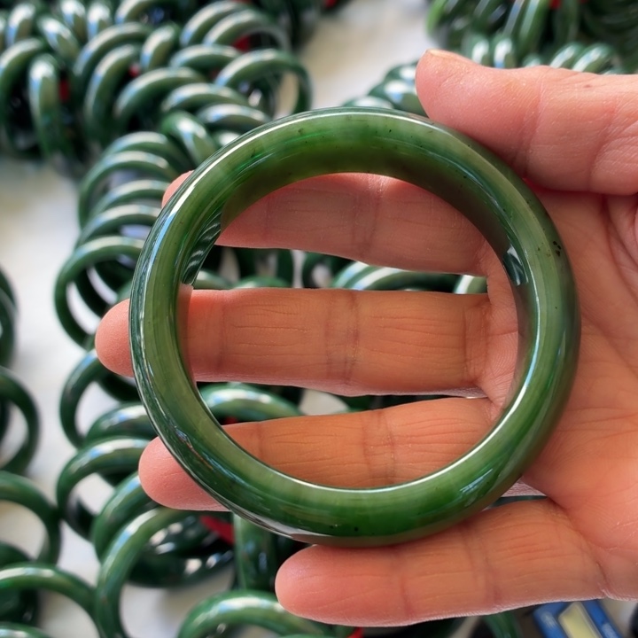 和田玉（碧玉）未镶嵌手镯