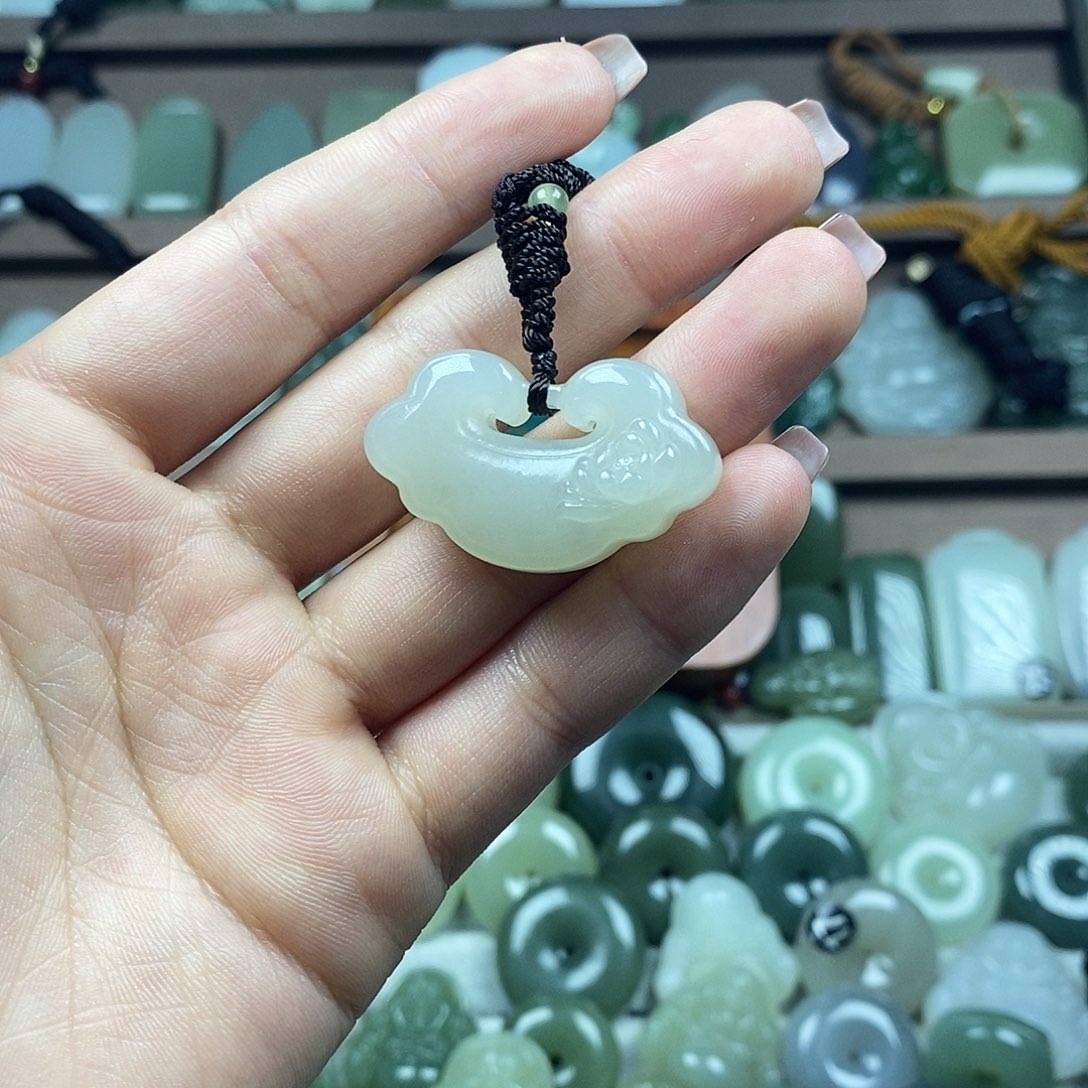 和田玉未镶嵌颈饰祥云锁