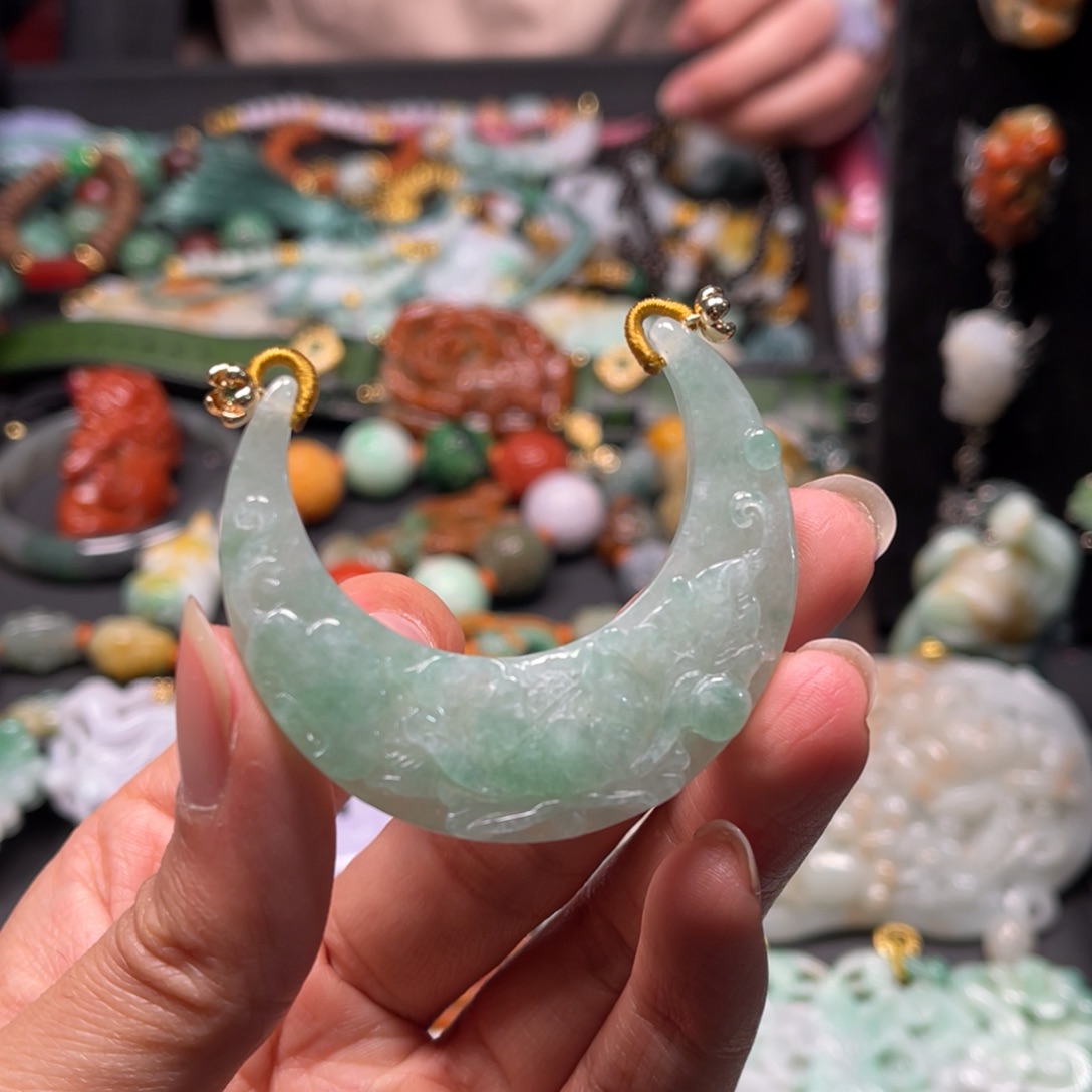 翡翠颈饰未镶嵌vggghhbvvbbbbbb