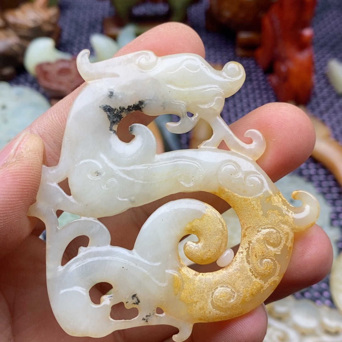 蛇纹石玉颈饰未镶嵌